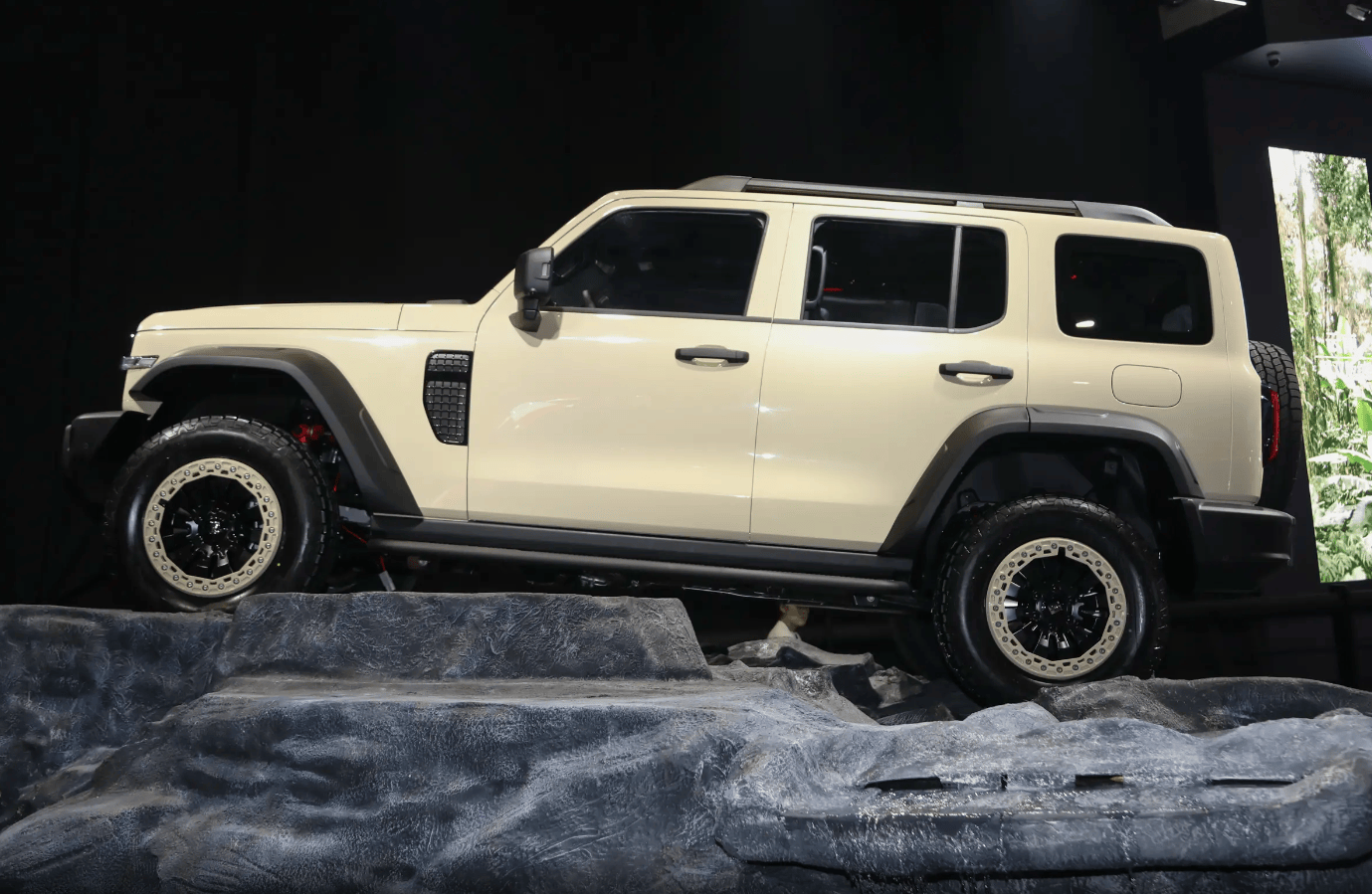 上海车展:坦克300虎克版,前后整体桥,六缸动力,沙漠灰涂装