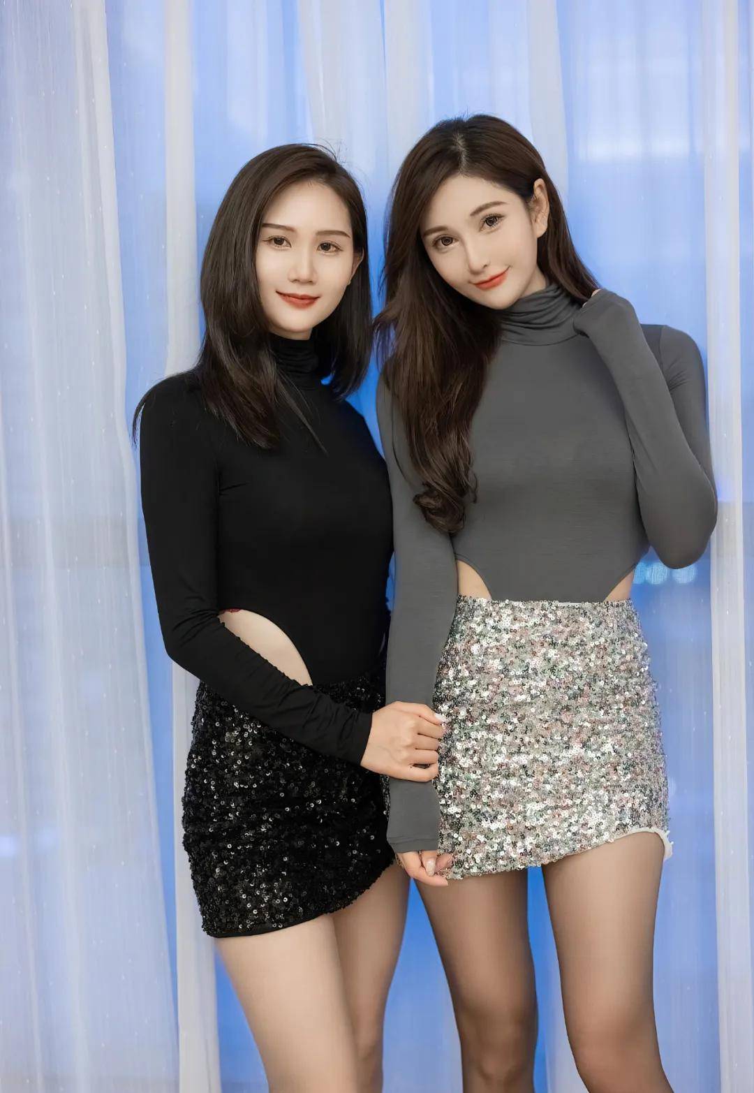 姐妹花私房照!黑丝肉丝随你挑,一起上吧!