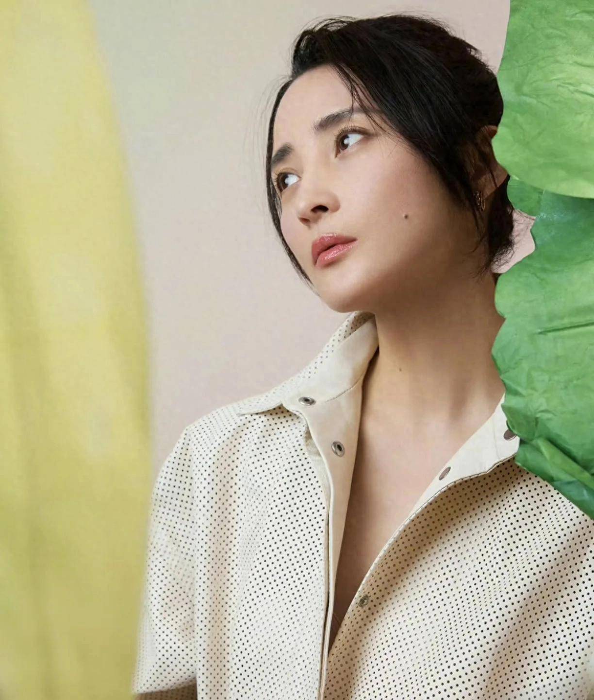 49岁蒋勤勤晒晚饭,七菜丰盛烤鱼肉,剧组聚餐美味多