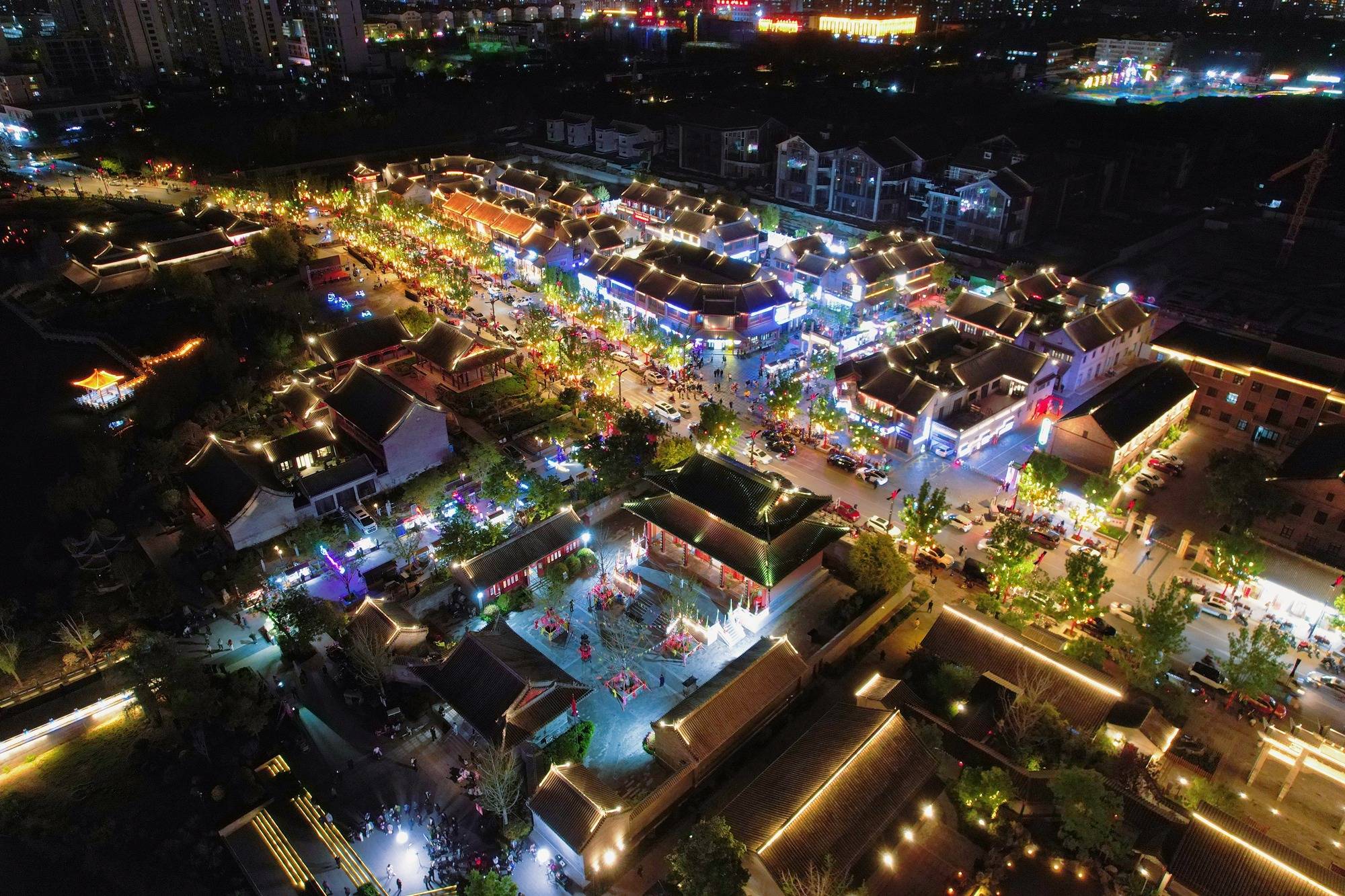 菏泽老城曹州,一座"外圆内方"的城中之城,夜色下仿佛穿越时空