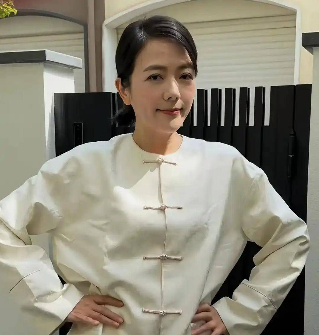 汪涵老婆杨乐乐养生视频爆红出圈 意外曝光自家3000万中式豪宅院子