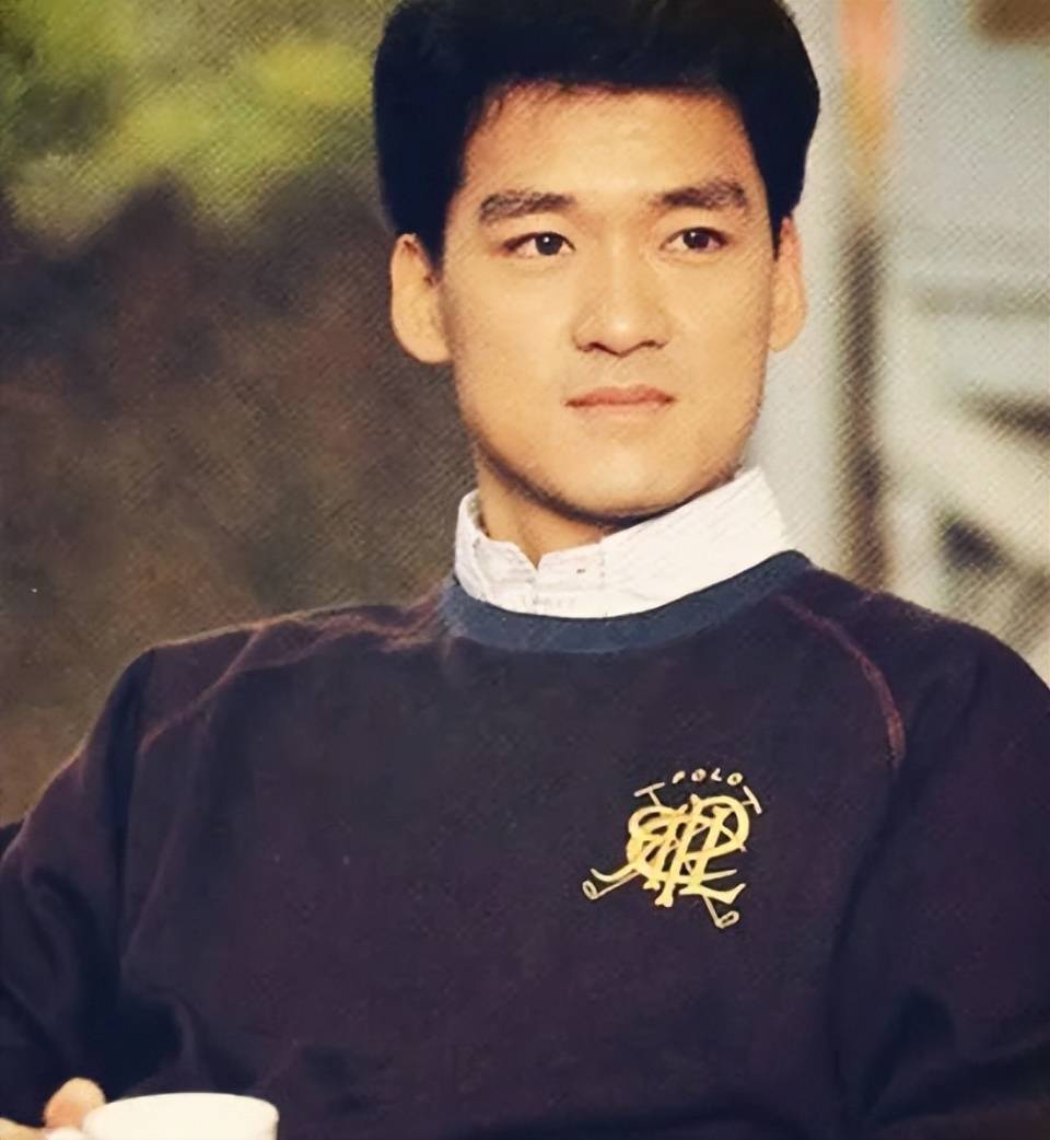 定居美国的周华健,64岁仍满头黑发,妻子老到认不出,女儿很像妈