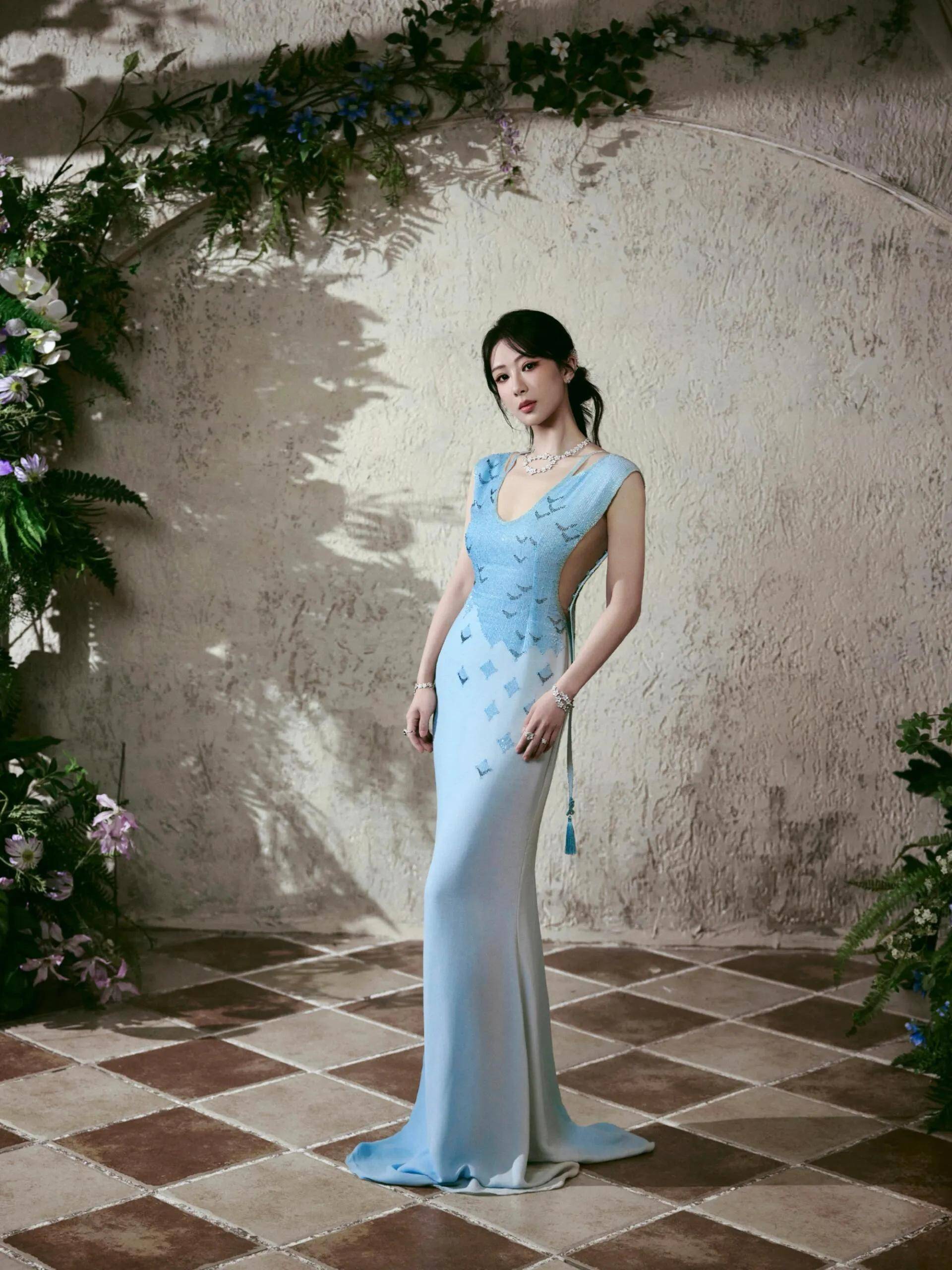 杨紫一袭浅蓝色礼服裙尽显优雅与端庄