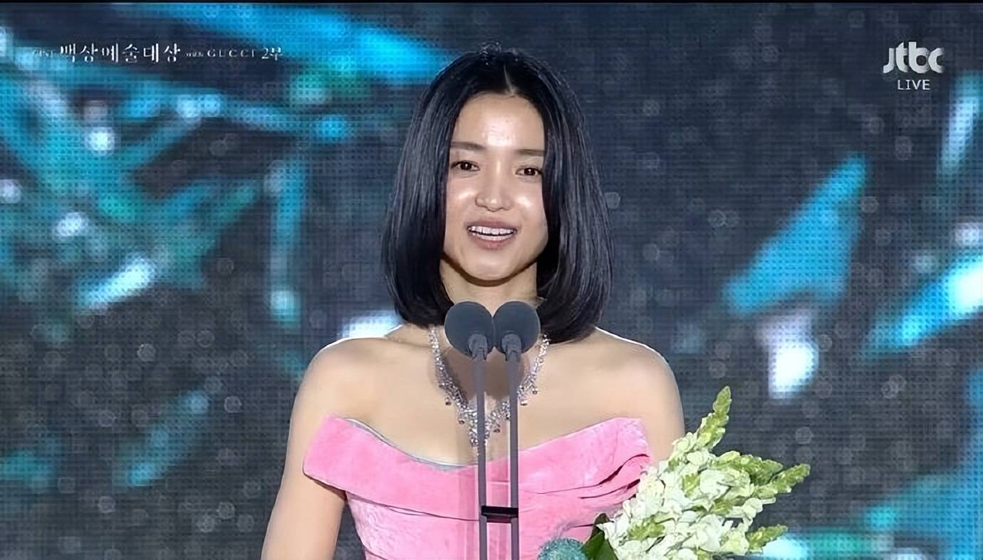 金泰梨击败IU金惠允,拿下“百想大赏视后”插图1 金泰梨击败IU金惠允,拿下“百想大赏视后”插图1