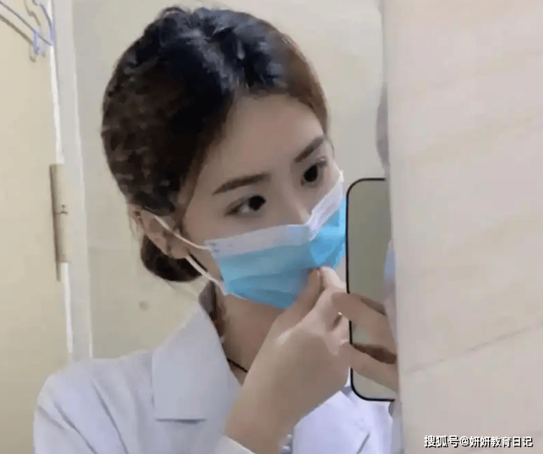 “邓小姐，你感觉到一颗心吗？” 41名医生学生