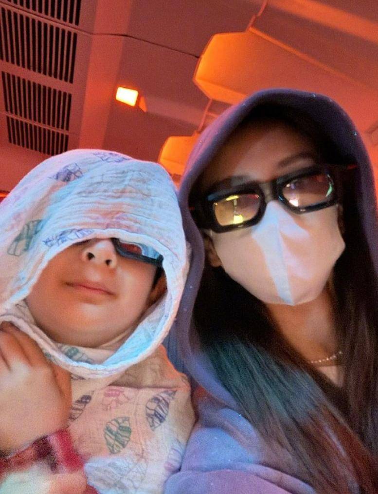 baby带儿子参加饭局,侧脸酷似黄晓明,气质犹如富家子