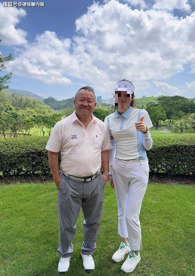 72岁曾志伟高尔夫球场风采依旧，与美女合影尽显魅力