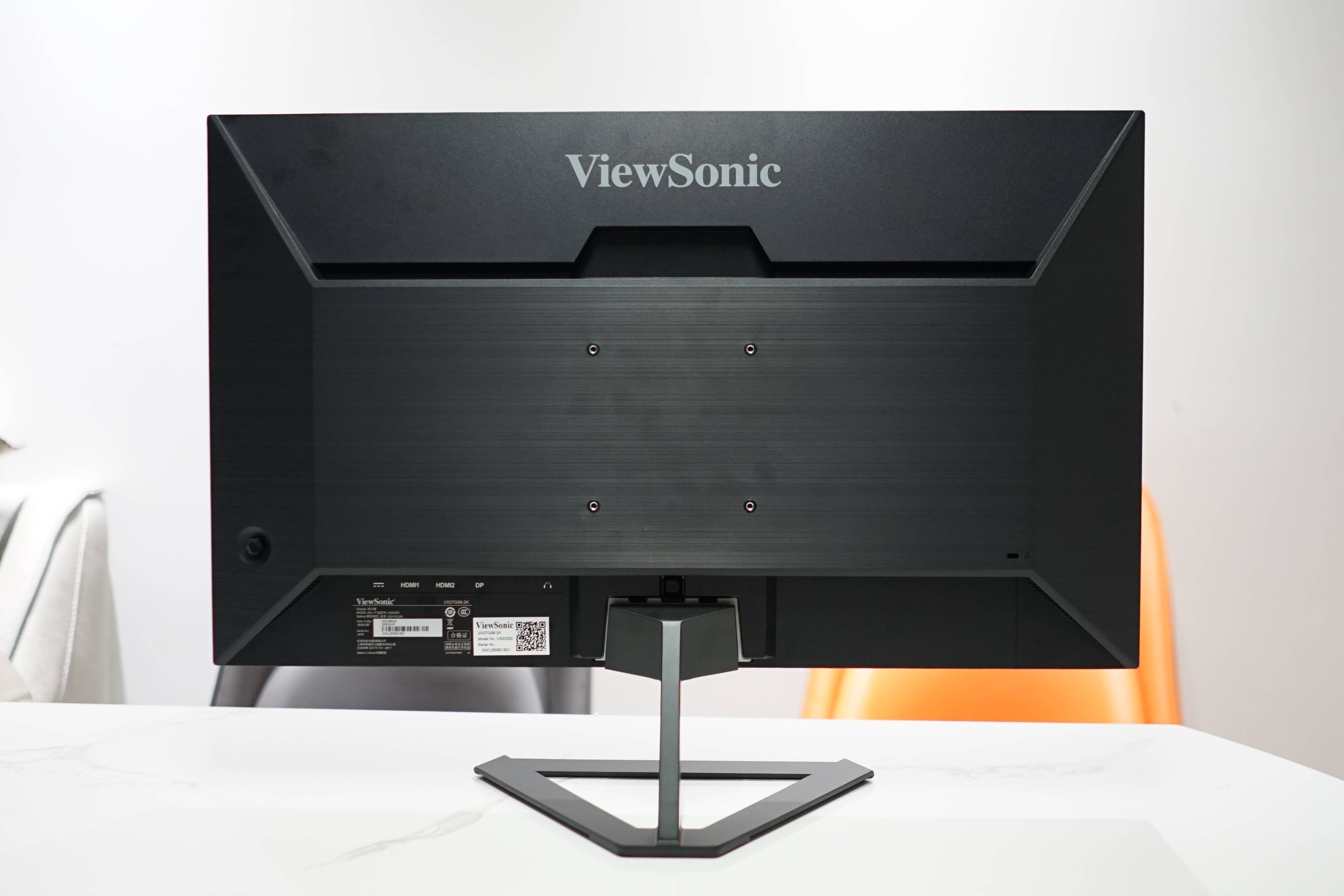 显示器背面的 viewsonic 标识醒目,整体外观偏向商务风格