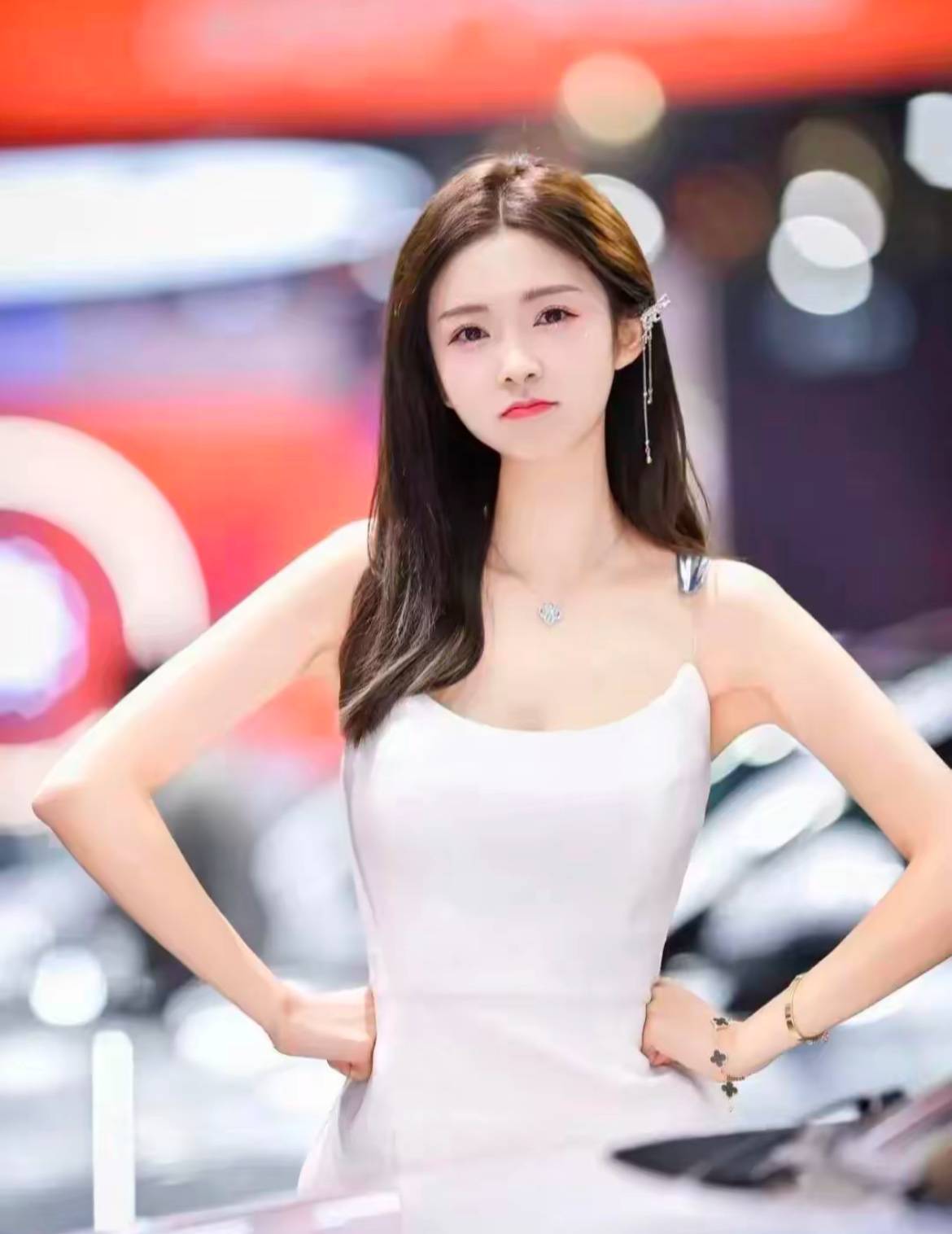 李凉凉:车模圈卷王,176cm大长腿甜妹,重庆辣妹与软萌的完美融合!