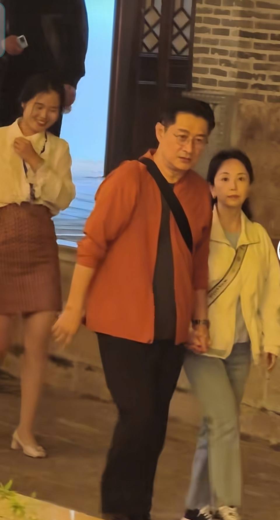曝62岁黄安携新女友高调庆生!珍珠项链抢镜,疑似已与原配离婚