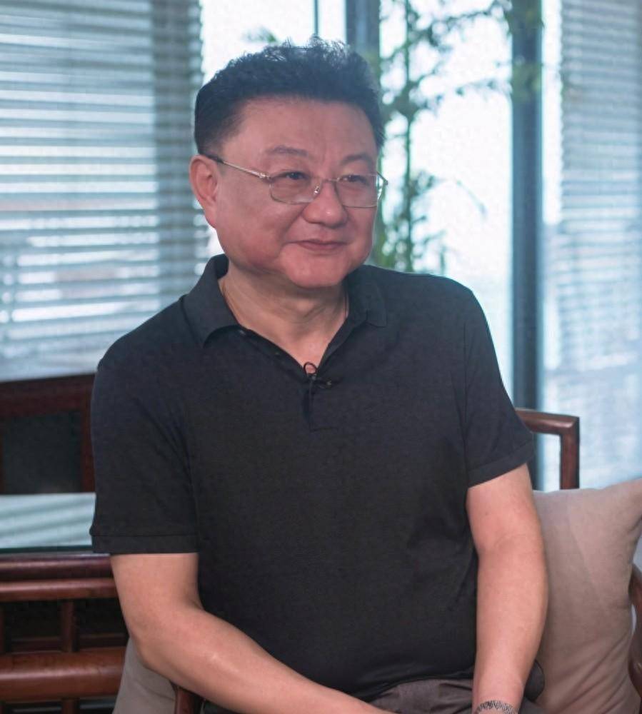 央视61岁主持王宁赴日做大血净,面色发黑闭目养神,金龟子很担心