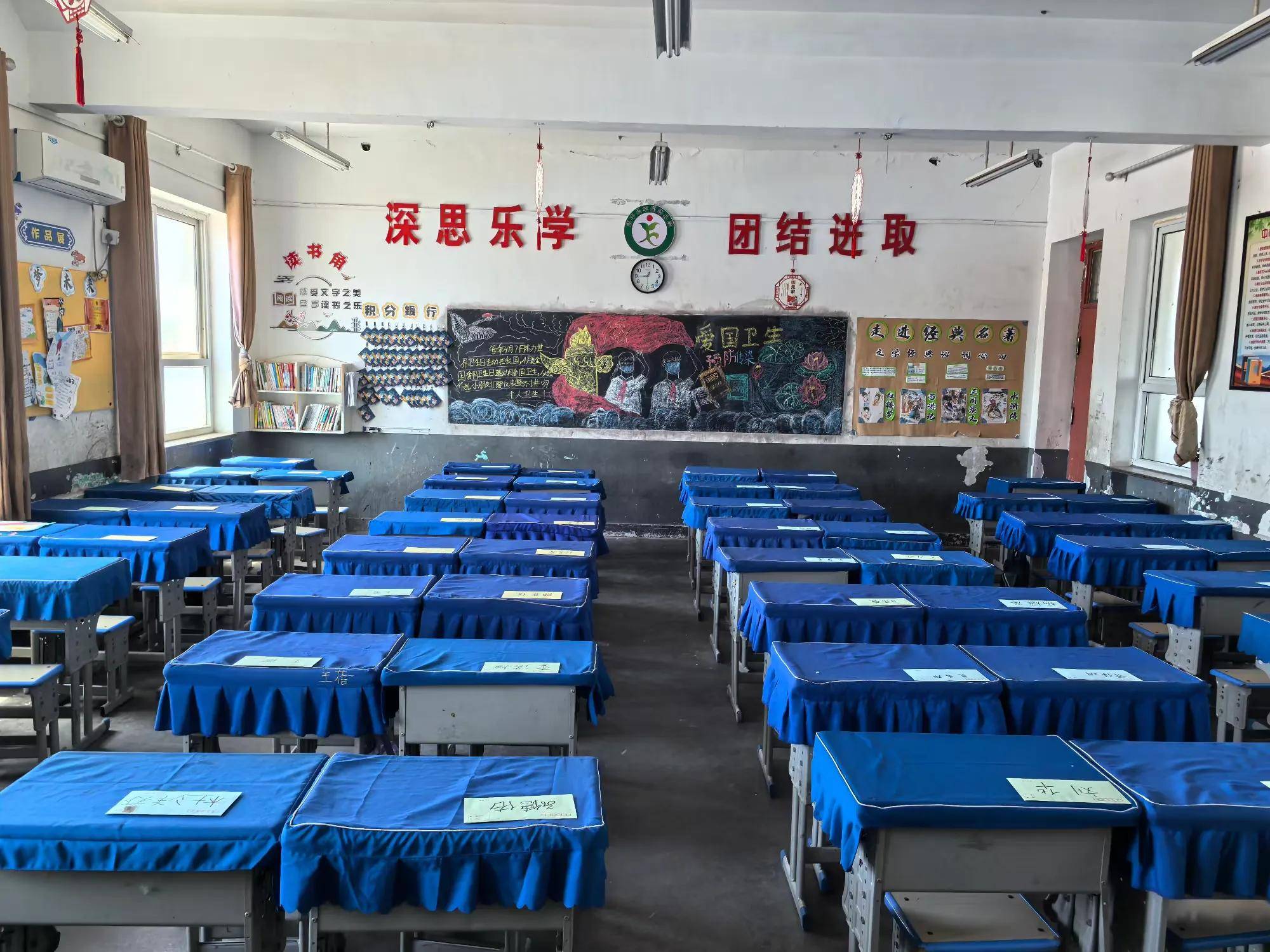 网;校委会成员躬身问候,轻声细语间传递着教育者的温暖与关怀;教室