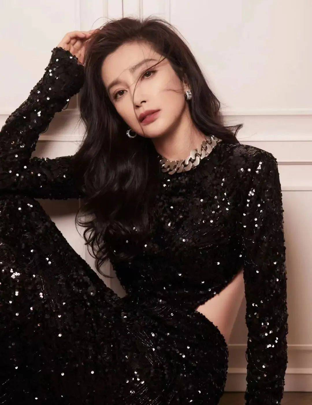 李冰冰近照惊艳,白色蕾丝吊带秀好身材,网友:时光都忘了她!