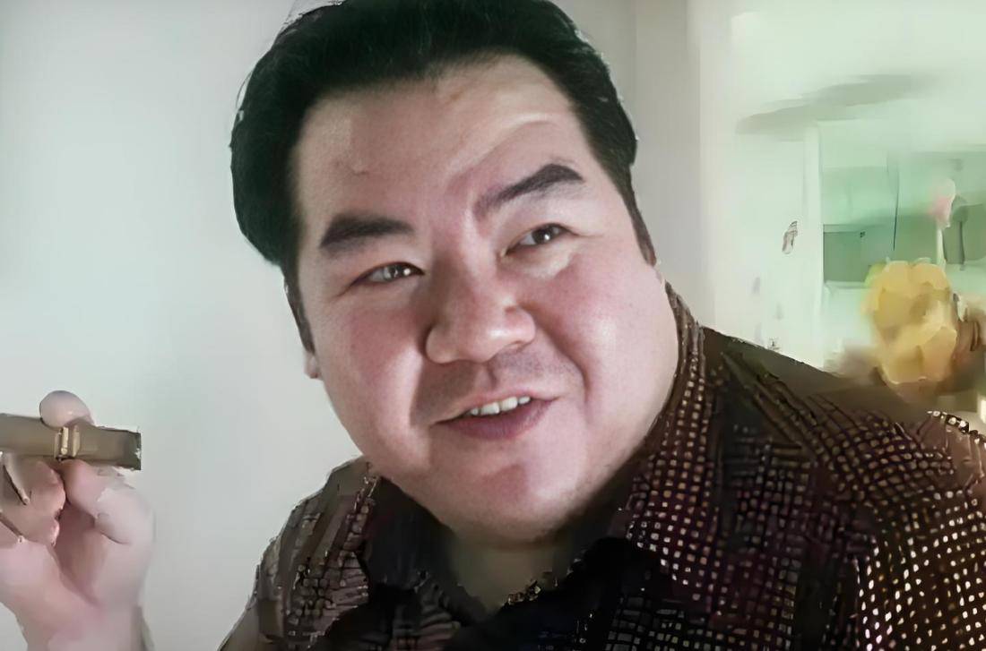 从贫困家庭到银幕传奇郑则仕生于1951年,家境贫寒,小时候便肩负起家庭