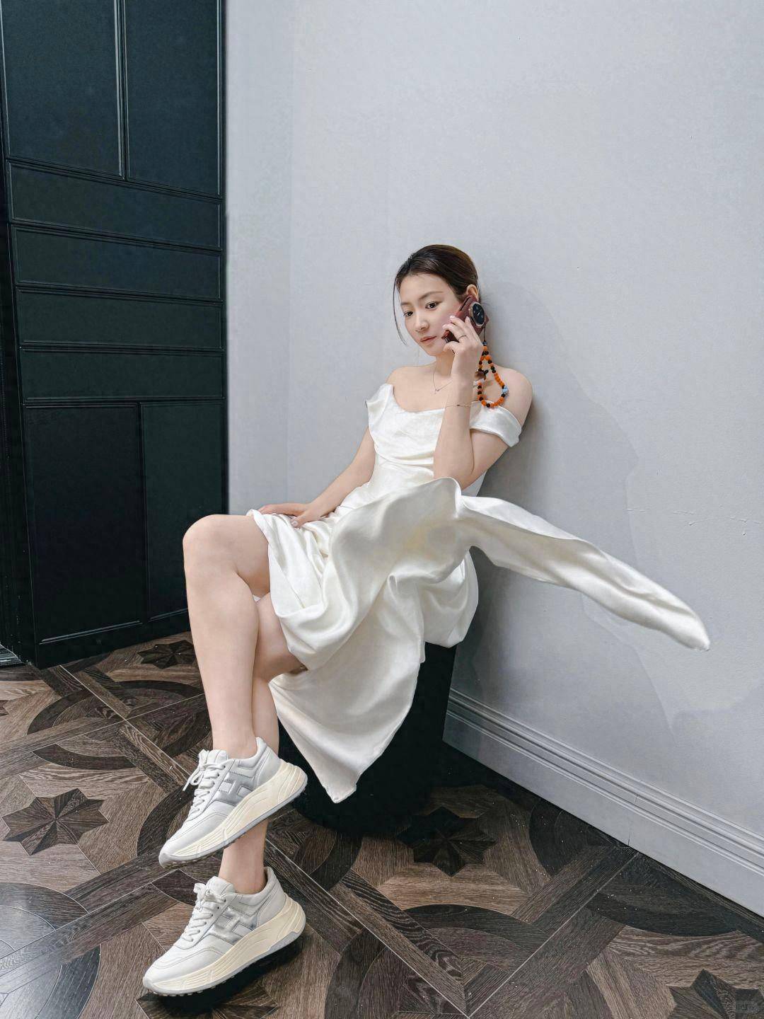 国羽女神写真曝光,露肩装罕见出镜