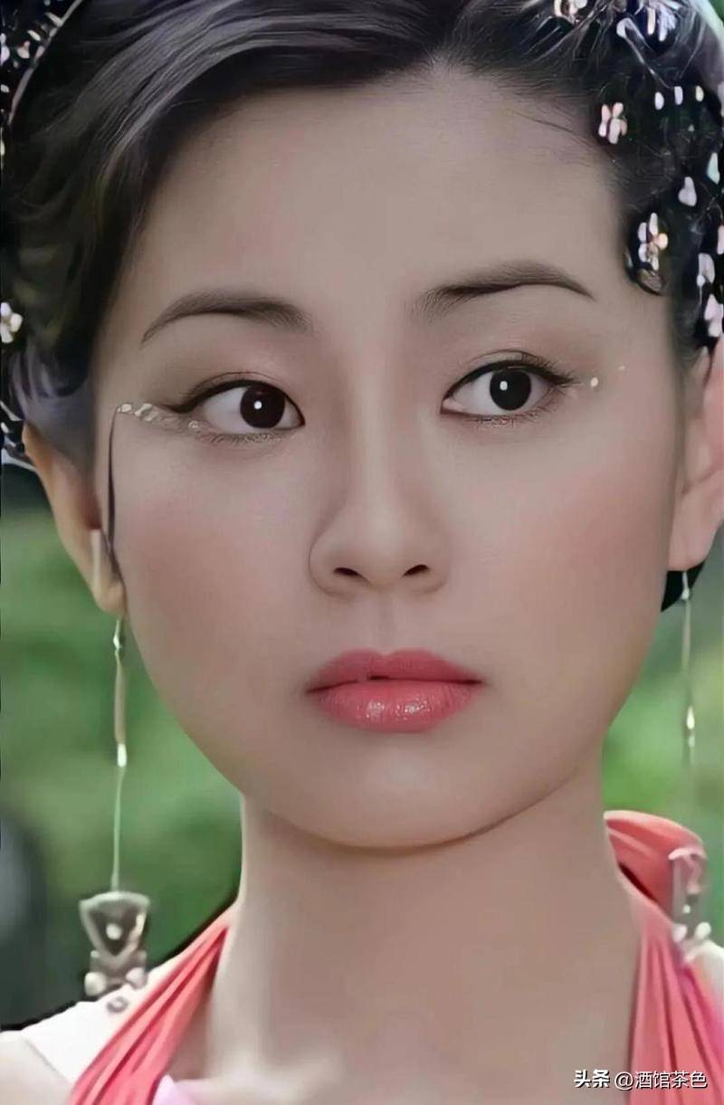 48岁陈秀丽少女感满满,和富豪丈夫很恩爱,双胞胎女儿颜值超高