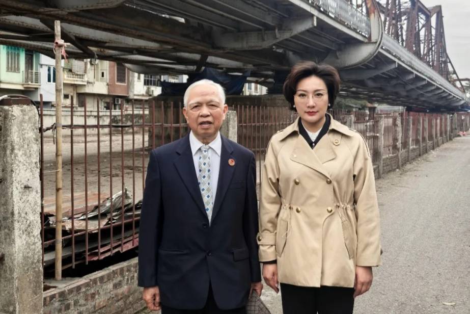 毛主席孙媳刘滨和抗美援越老兵的合影,其实,她也是名老兵
