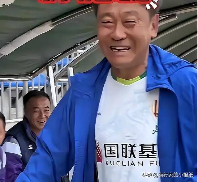 前国脚高峰现状:54岁很沧桑,妻子也是运动员,儿子高兴和继父亲