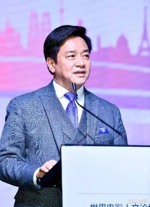 成龙幕后英雄,曾与林心如同居8年,娶35岁娇妻胖成球