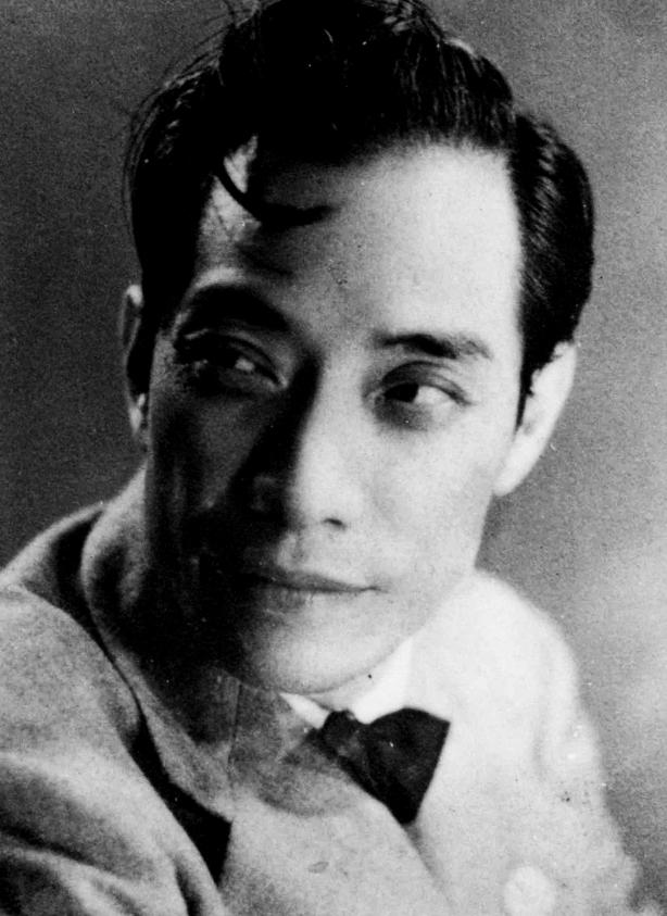 她感动,也心软.马师曾,比她大整整24岁,成名已久,地位稳如泰山