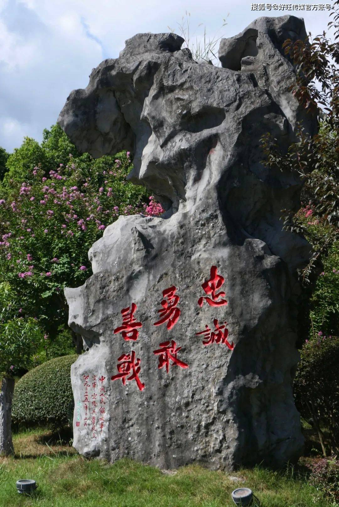 最感人的是红三十四师师长陈树湘他腹部被子弹打穿昏迷中被俘