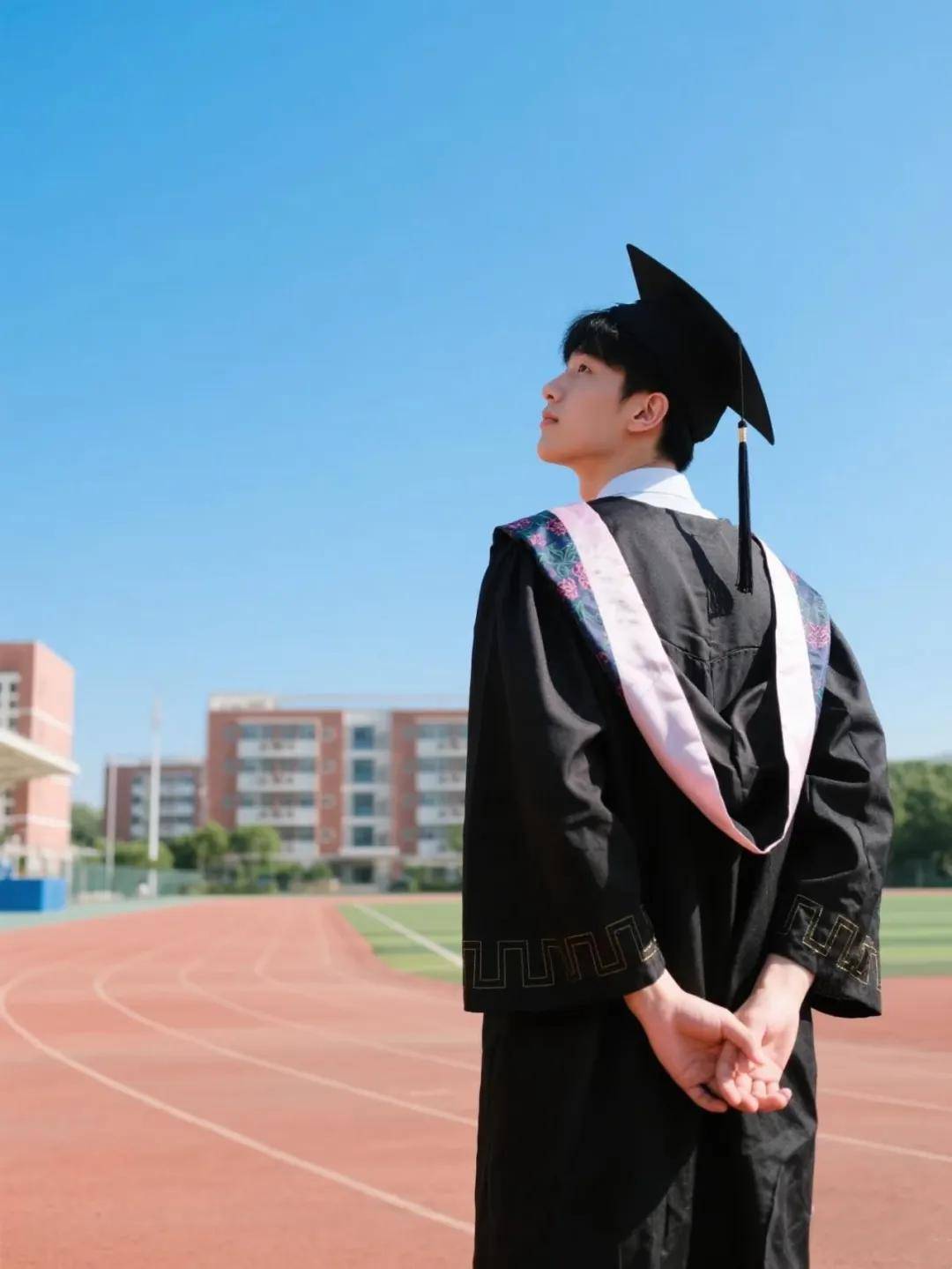 男生毕业照,10个动作学起来!拍照帅气好看又上镜,超有氛围感