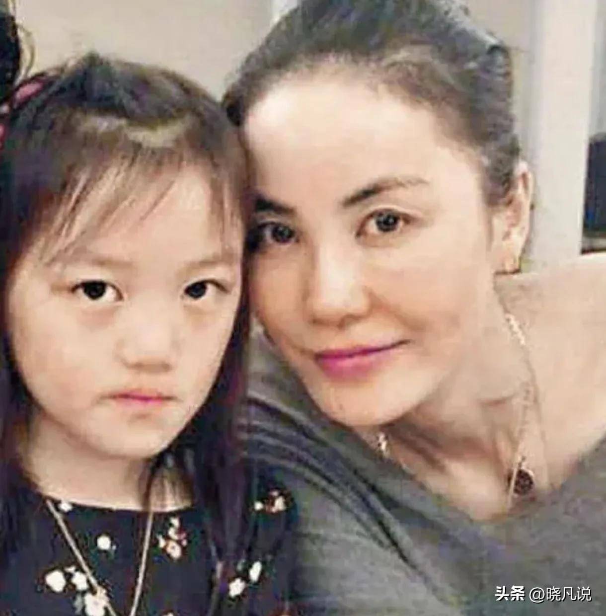 王菲女儿近照曝光,兔唇修复效果惊艳,穿搭像千金,父母三点启示