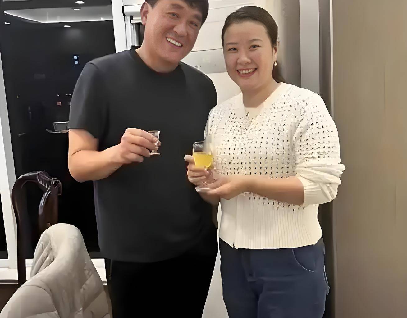原来她就是何冰的老婆!结婚27年生下帅气儿子,如今21岁子承父业