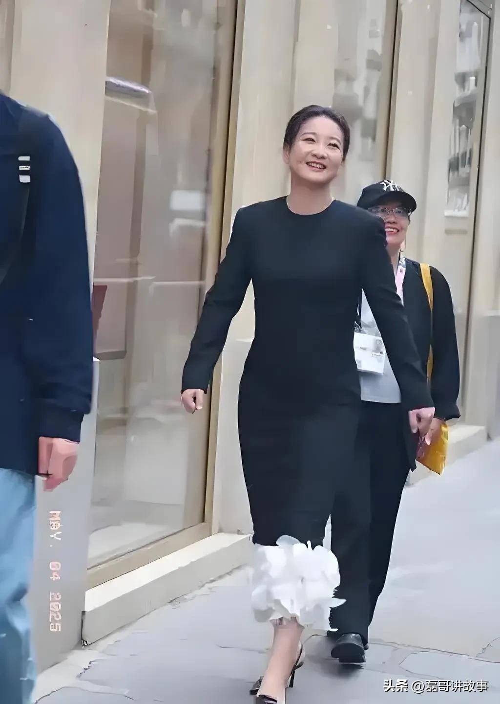 贾玲近瘦出新高度!昔日为戏增肥百斤无人问,如今惊艳蜕变各个平台惊