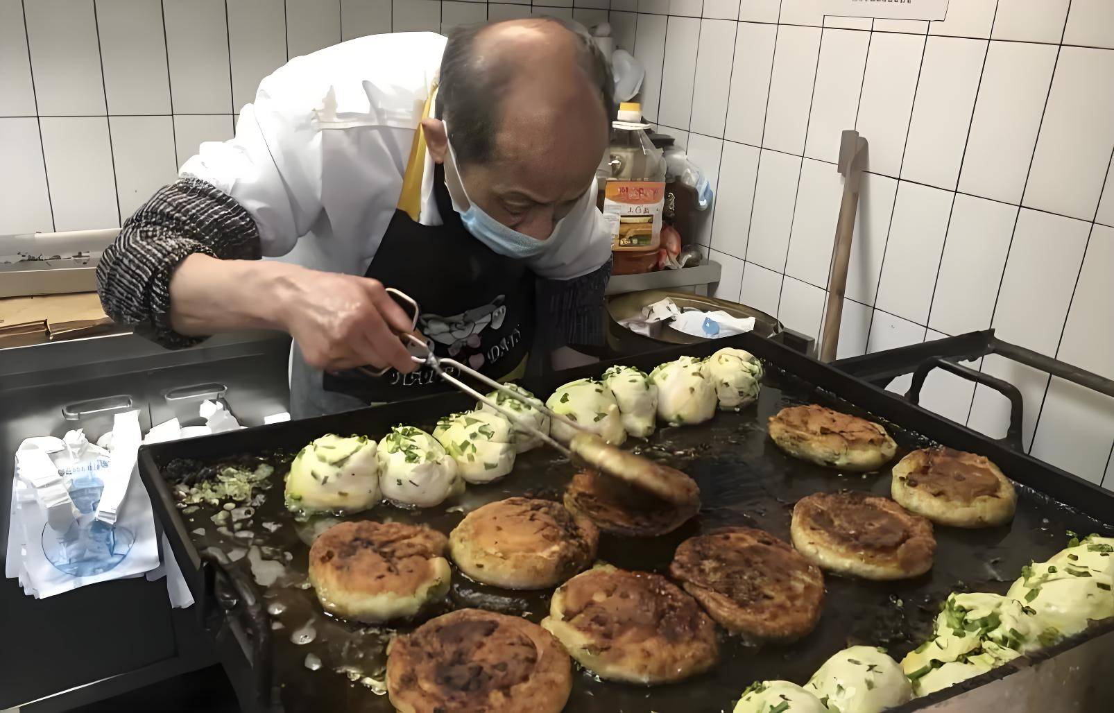 上海"阿大葱油饼"重新开业,老板:10元1个仍有压力,不算贵