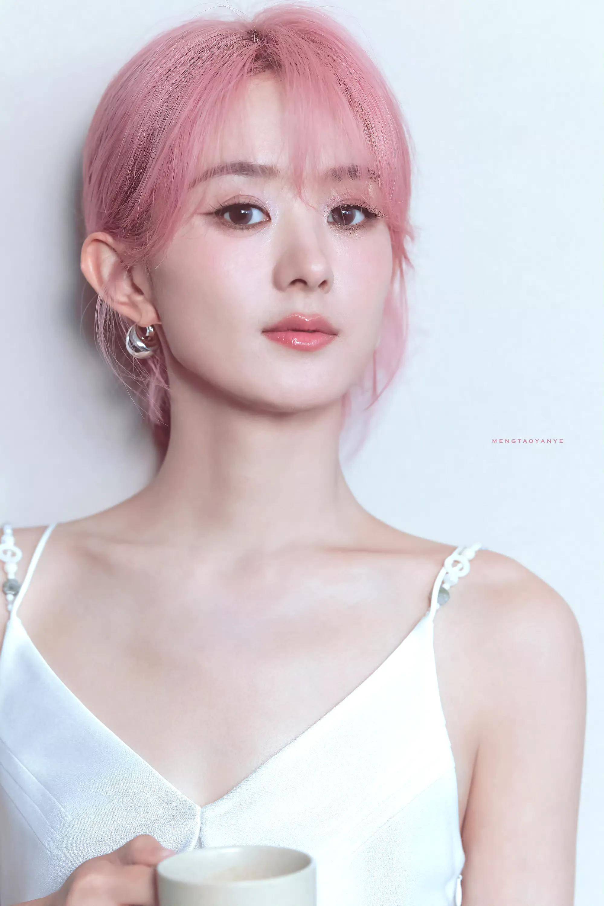 赵丽颖粉发造型火爆,丽室数据飙升,化妆师点赞超10万!