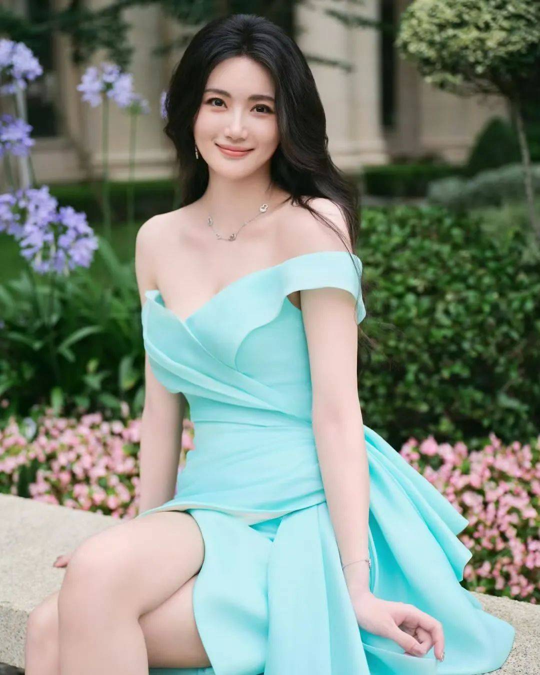 赵昕,蓝色抹胸,这身材也太好了吧