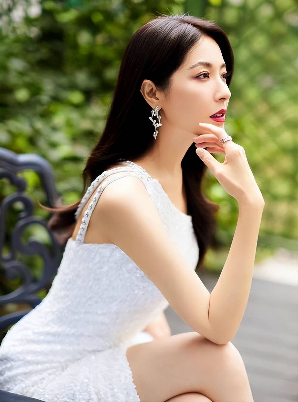 两百年一遇的美人,凭美貌俘获众多男心,现年48岁依然单身