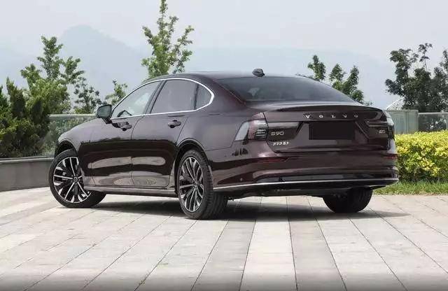 竞争奥迪A6L，新款沃尔沃S90亮相，外观内饰有调整