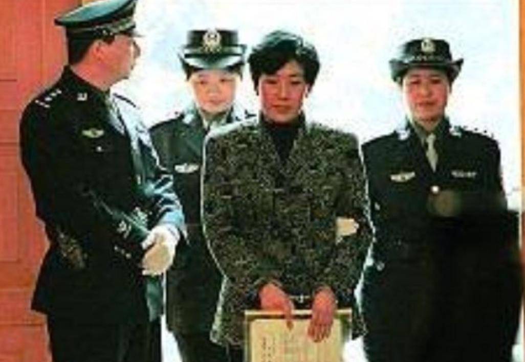 蒋艳萍无所不用其极,行贿成了她日常生活的一部分