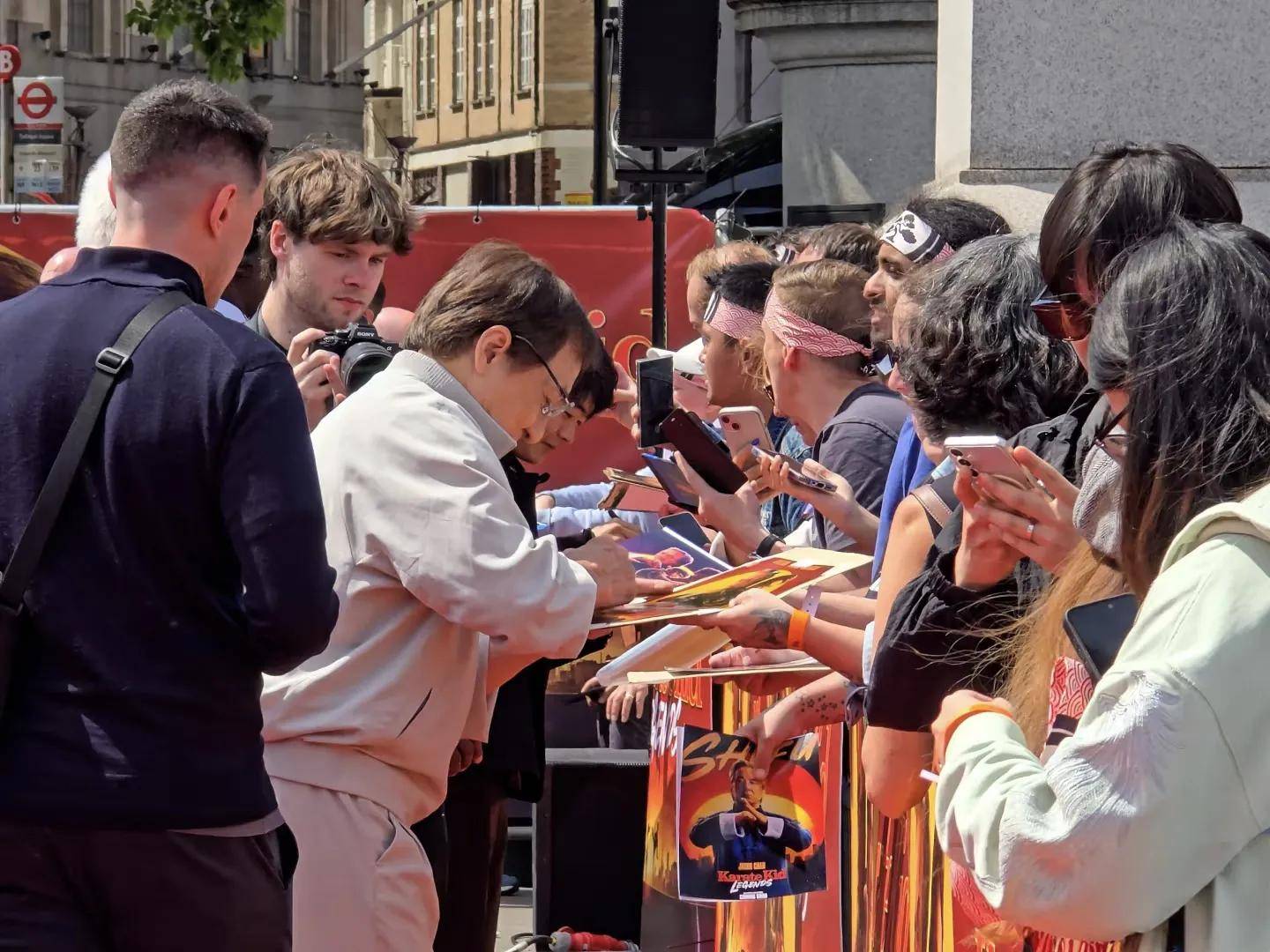 71岁成龙在伦敦宣传电影,好多外国人围观,人山人海,场面好壮观