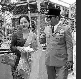 印尼总统苏加诺:58岁访问日本看上19岁日本姑娘,顺手娶回了家