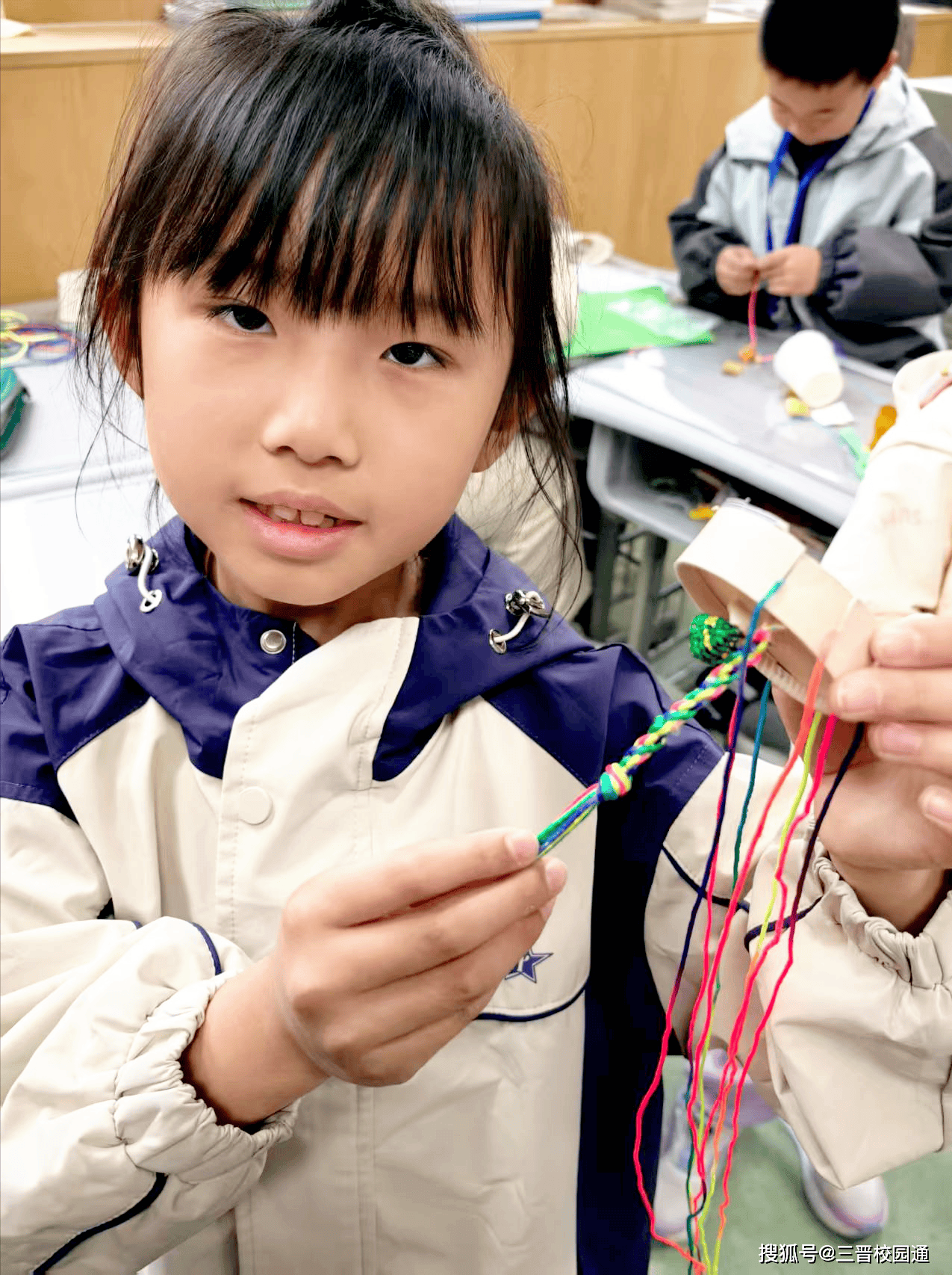 太原市迎泽区海边街小学一年级学生端午编织五彩祝福​