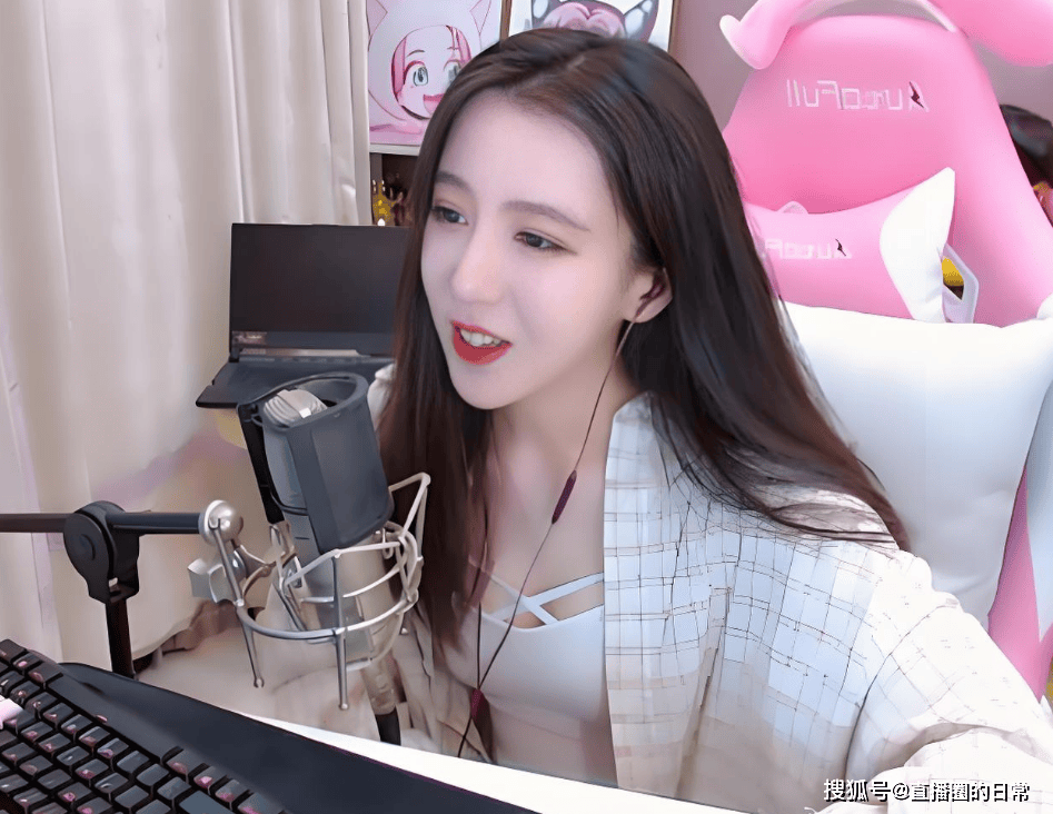 首秀直播比较让人惊喜的是,知名大主播pdd的罕见现身