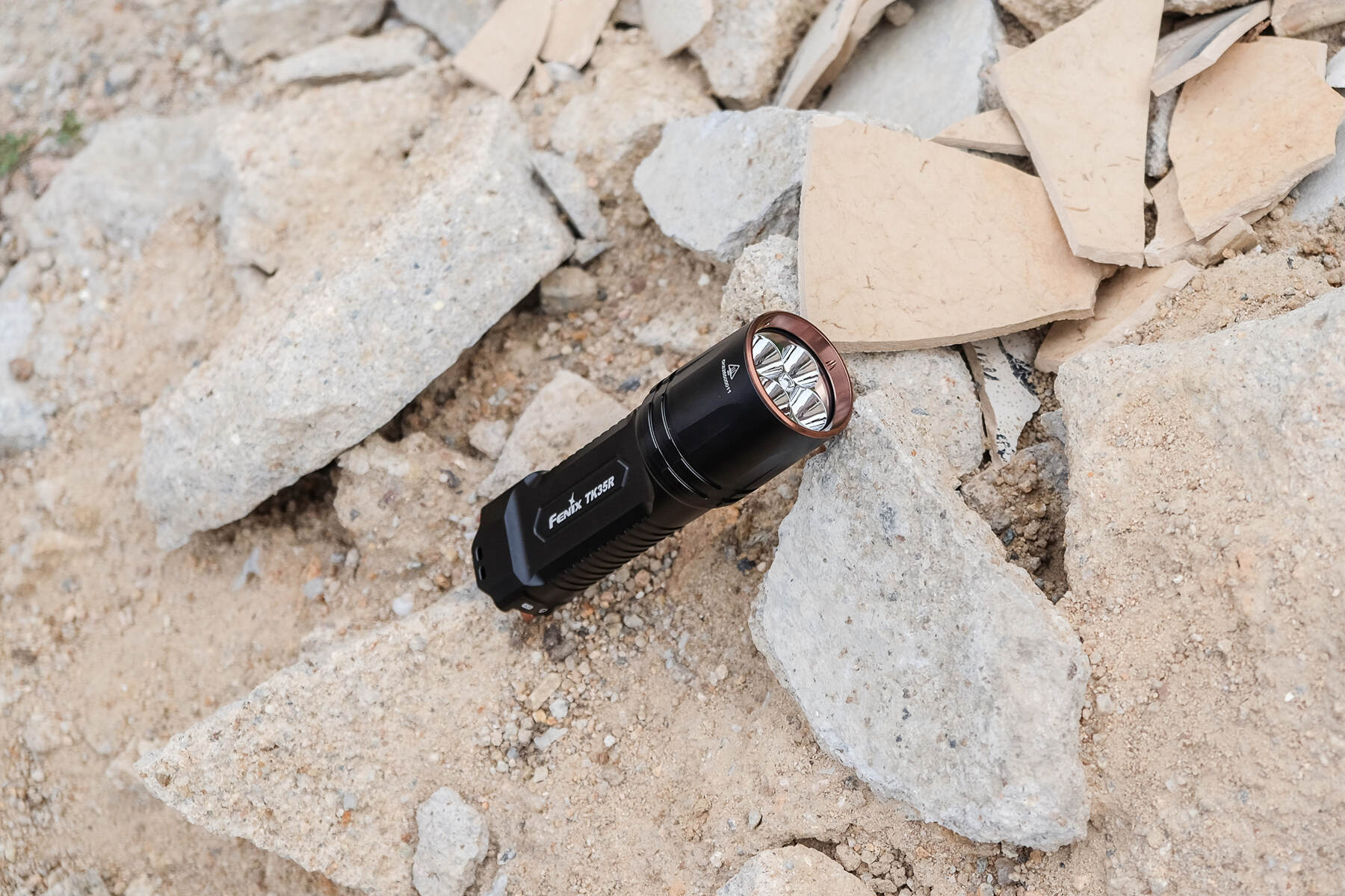 碾压级亮度，5800流明+610米远射程，这款战术手电让黑夜无所遁形