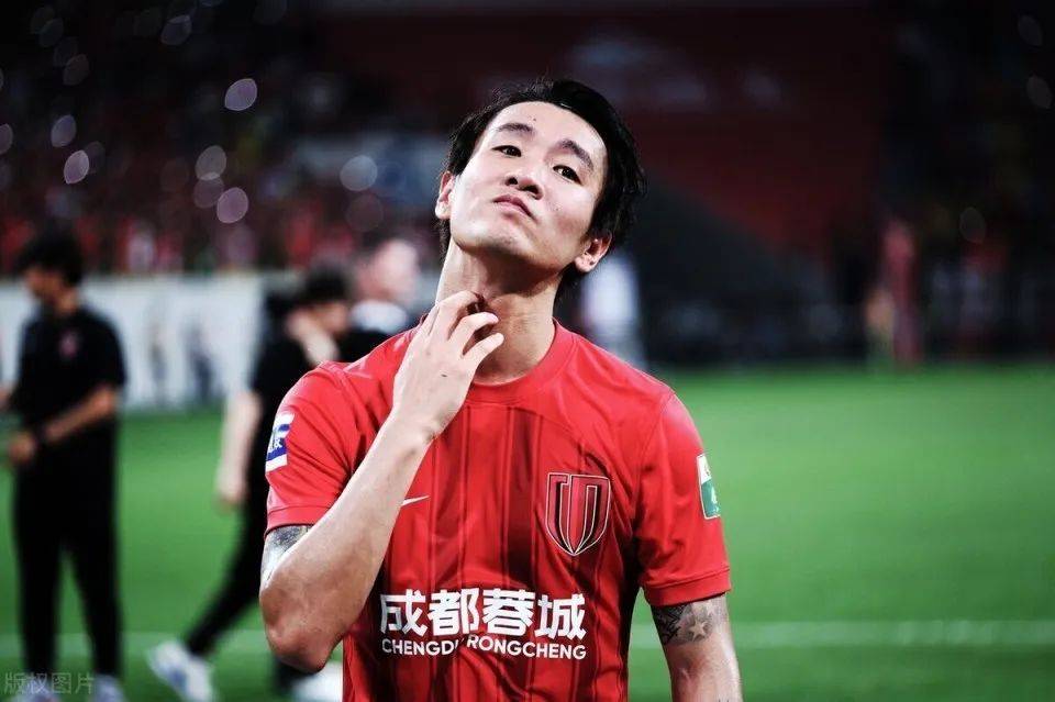 国足生死战前韦世豪遭遇网暴，霸气回应：鲁能一毛没少拿过