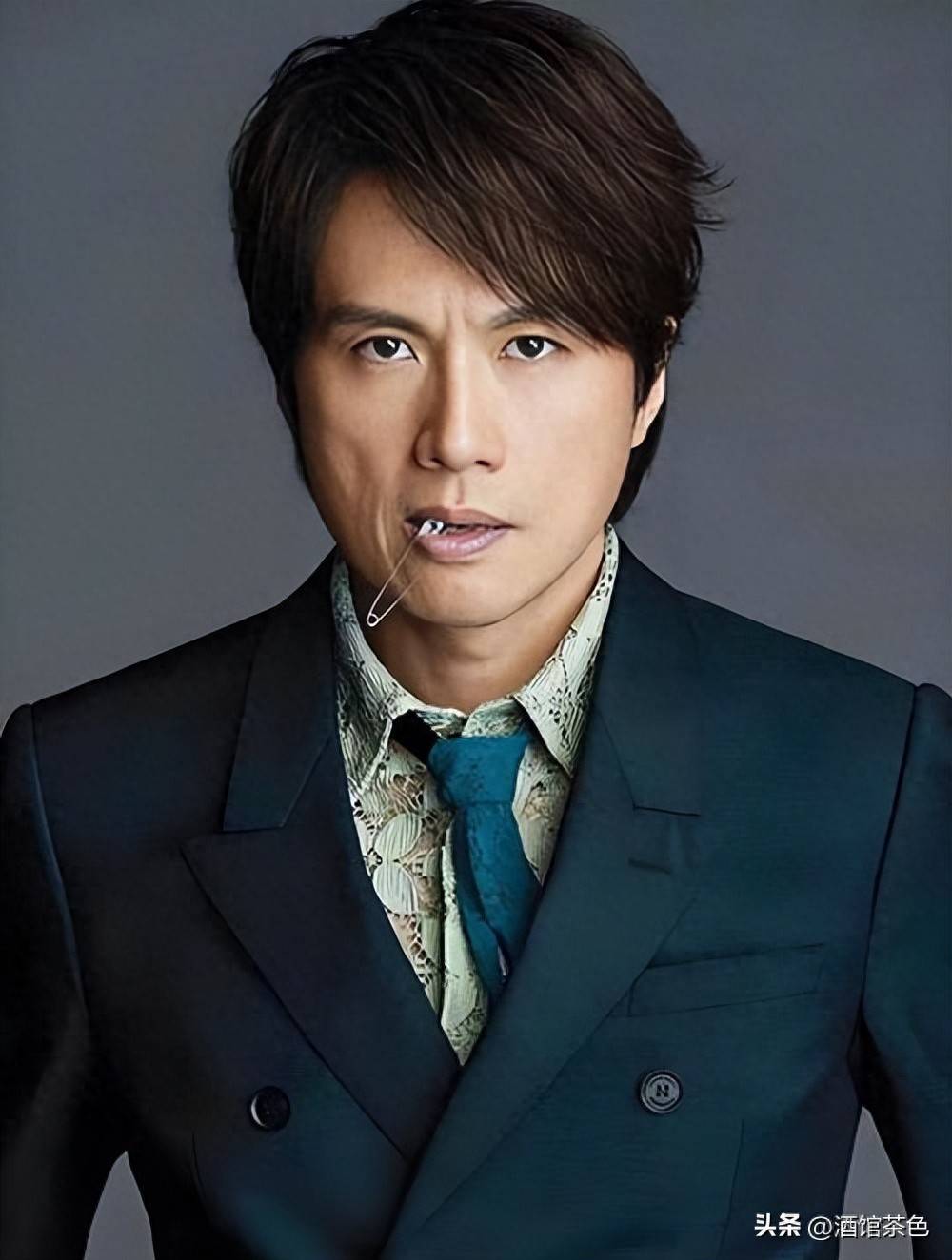 黄子华现状:65岁越老越有型,不结婚不生娃,独居豪宅,生活潇洒