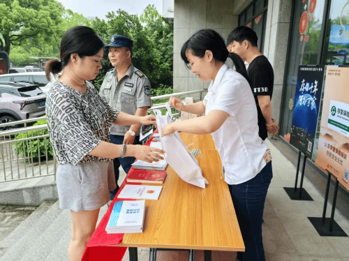 农发行台州市分行开展民法典暨反洗钱宣传活动(图1)
