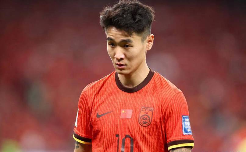国足锋线大调整：韦世豪与王钰栋能否成为救世主？