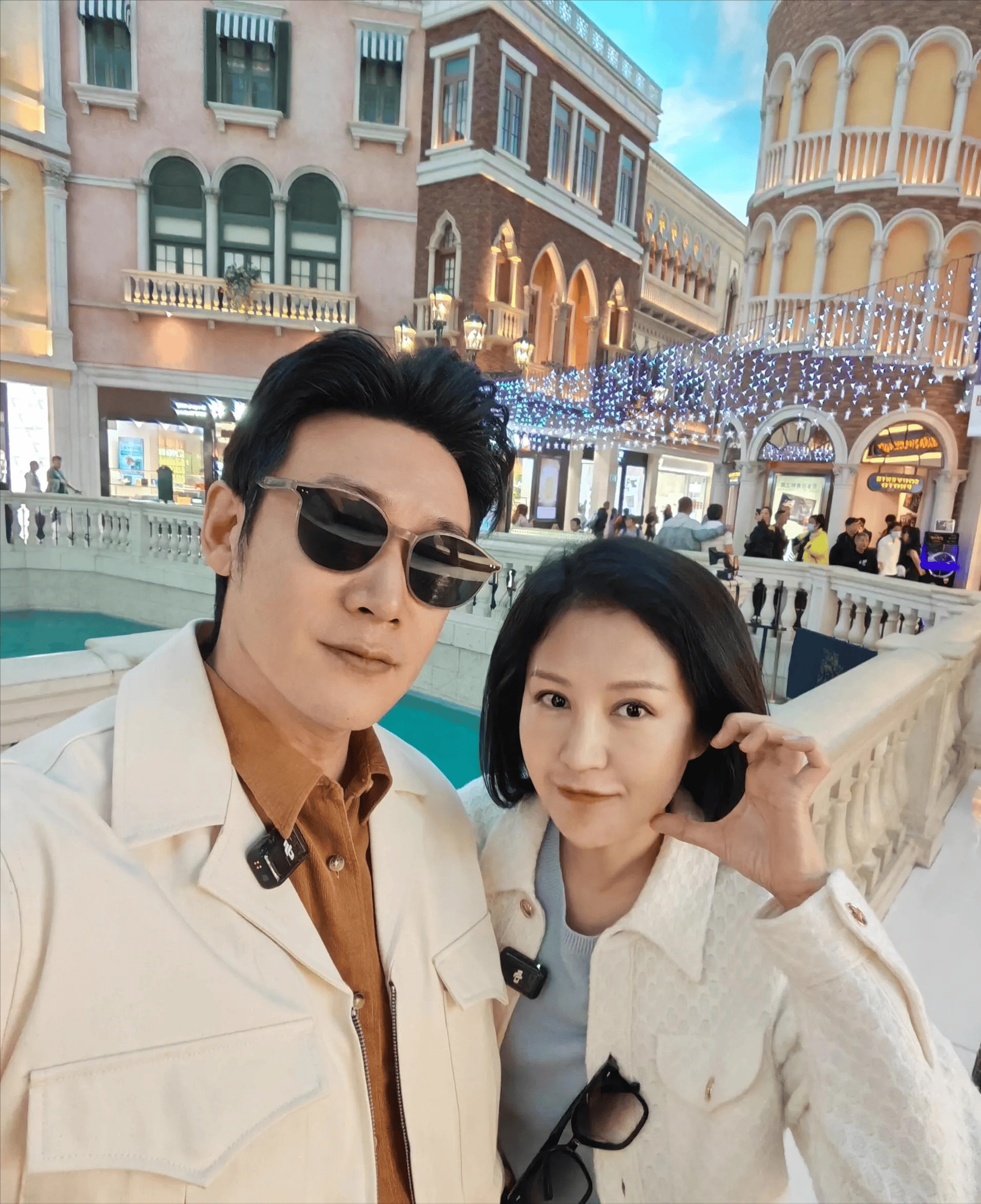 鲍蕾鲍莉两家逛街,郭京飞陆毅连襟俩打扮时髦,13岁儿子罕露面