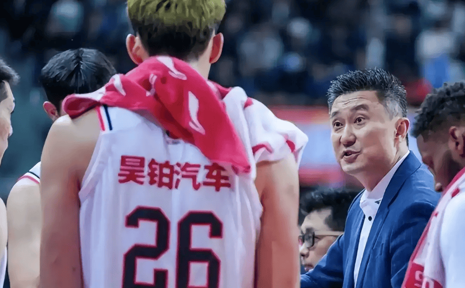 杜锋三后卫战术再遭质疑，徐杰被骂引众怒，广东球迷：还我青春风暴