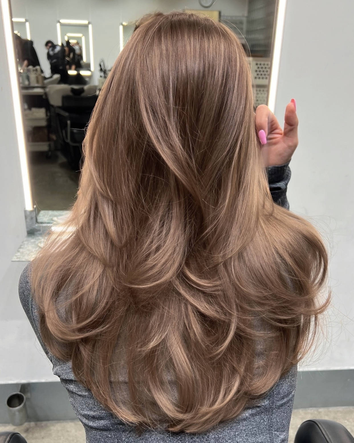 将波浪卷长发精心打理搭配简约而精致的职业套装在商务场合中展现出