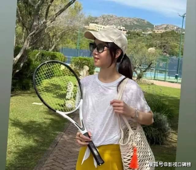 章泽天晒网球照,嘴角有棕色血痂疑似受伤,素颜出镜晒黑不少