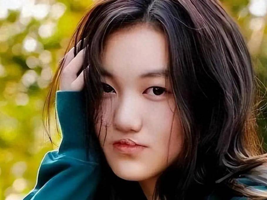 王菲女儿18岁李嫣近照,兔唇痕迹消失,美得惊艳高度