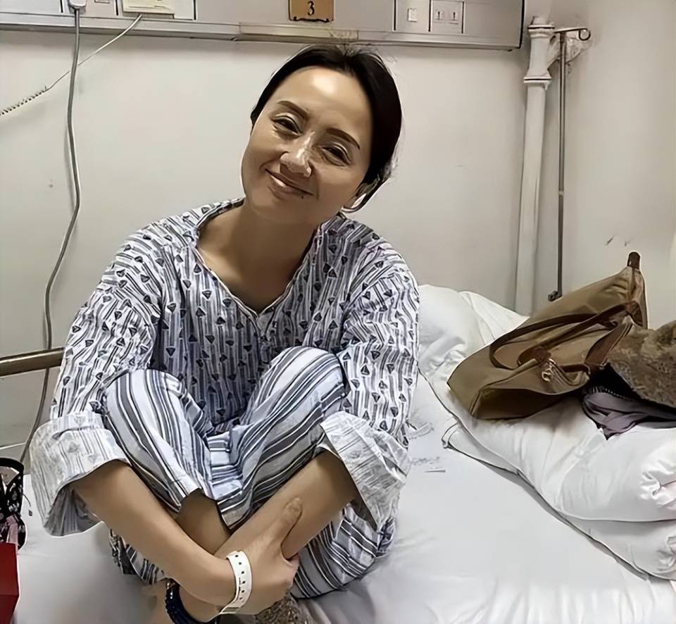 章子怡胃痛难眠悼朱媛媛:那个笑着对抗癌症的女人,教会我们如何活着